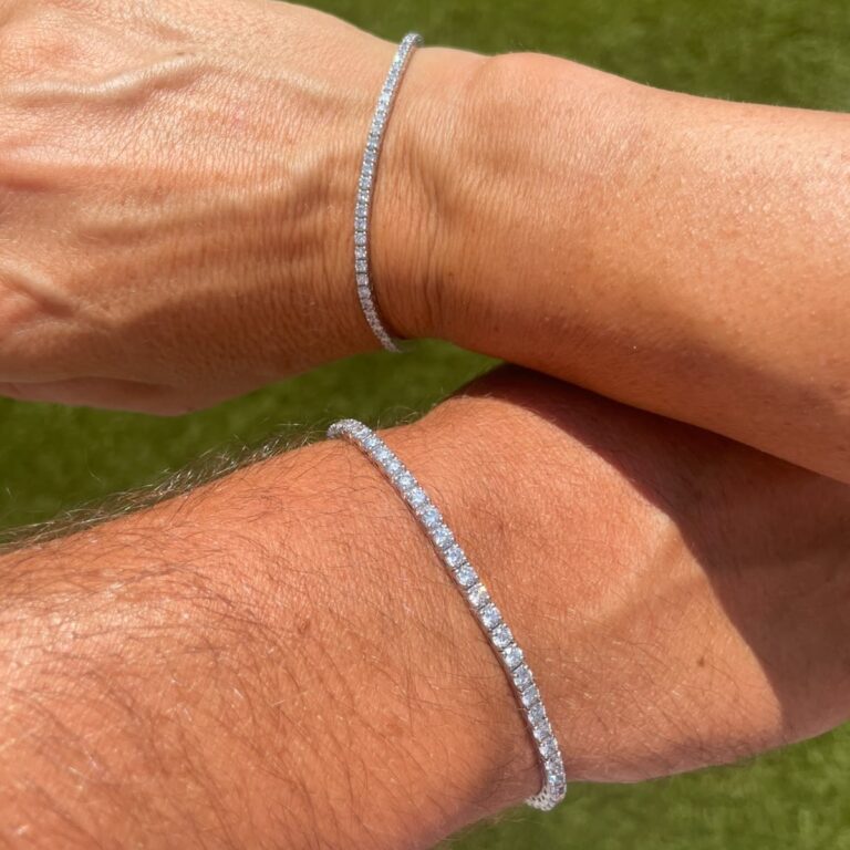 Bracciali tennis French Riviera in oro bianco e diamanti sintetici indossati al polso