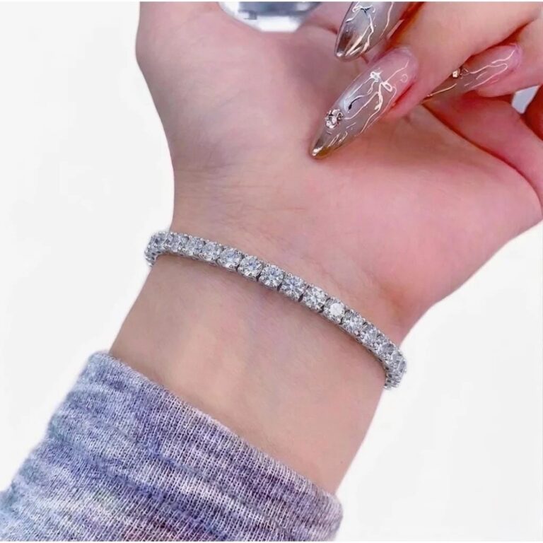 Bracciale tennis con moissanite e argento rodiato indossato al polso