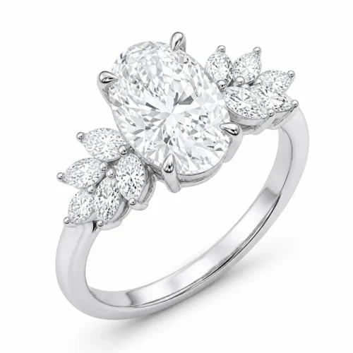 La Marquisette, anello in oro bianco con diamante sintetico ovale incorniciato da dieci diamanti marquise, su fondo bianco