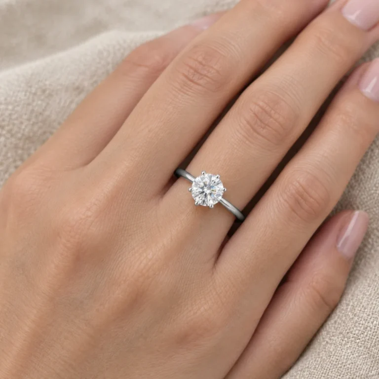 Primo piano dell'anello solitario con moissanite indossato all'anulare